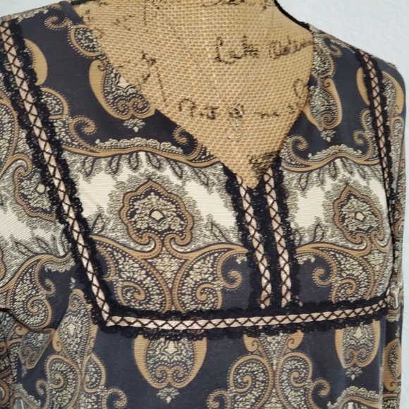 Long sleeve paisley pattern ruffle hem sz.Medium EUC - Picture 2 of 7